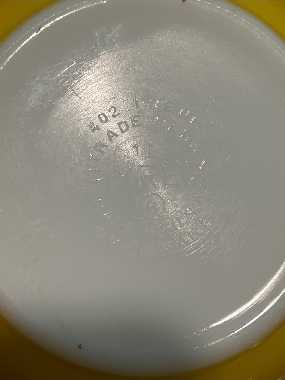 Pyrex 402 1 1/2 Quart mixing bowl yellow - Picture 4 of 6
